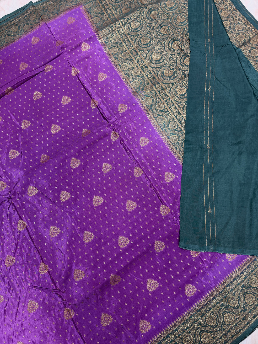 PREMIUM SEMI KHADDI VISCOSE GEORGETTE SAREE IN VIBRANT PURPLE COLOUR SHADE WITH BOTTLE GREEN SHADE BORDER