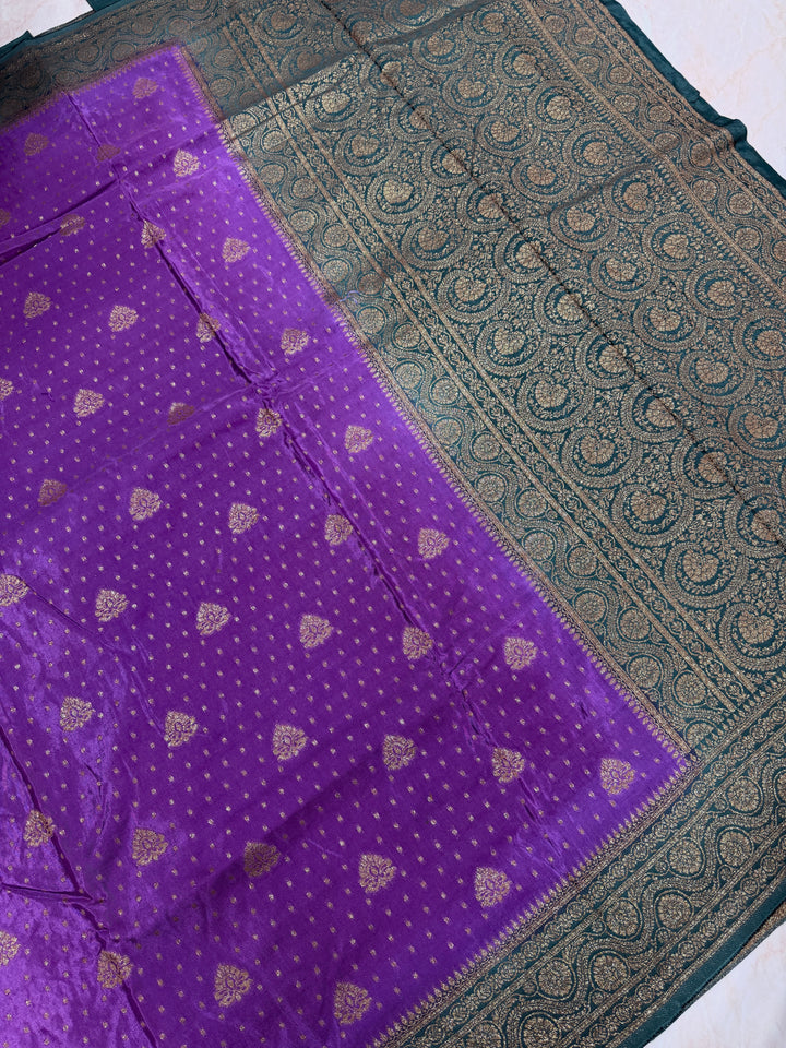 PREMIUM SEMI KHADDI VISCOSE GEORGETTE SAREE IN VIBRANT PURPLE COLOUR SHADE WITH BOTTLE GREEN SHADE BORDER