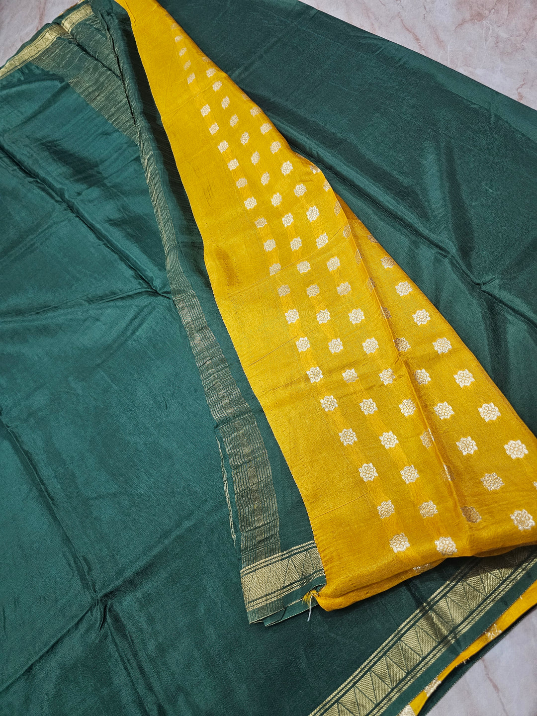 VISCOS IN BOTTLE GREEN WITH NARROW BORDER