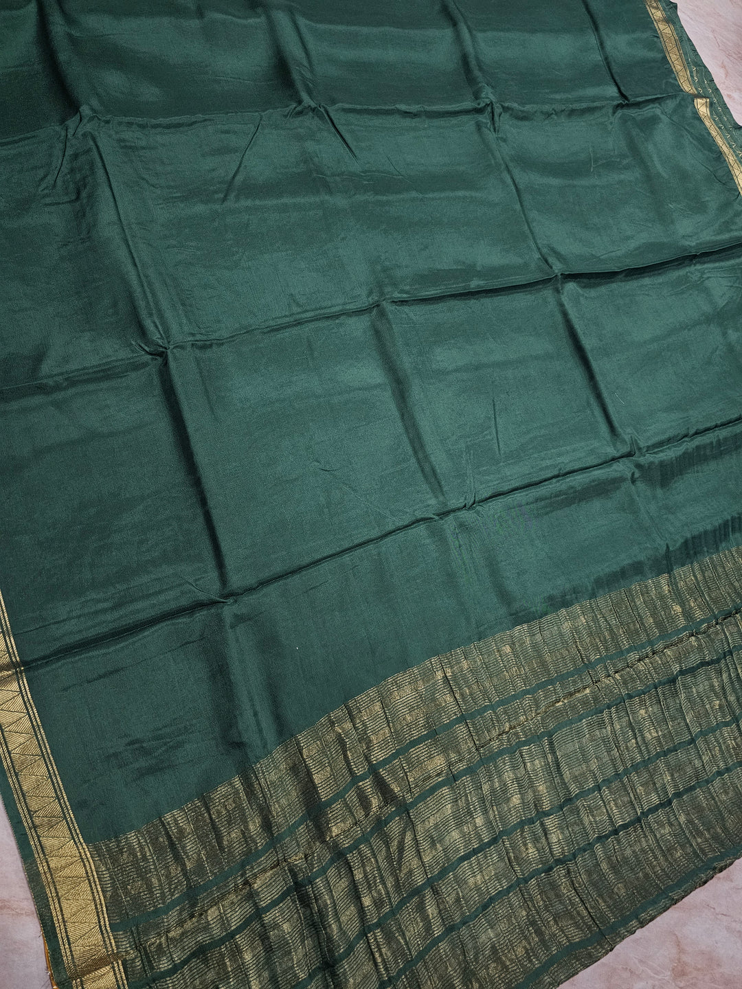 VISCOS IN BOTTLE GREEN WITH NARROW BORDER