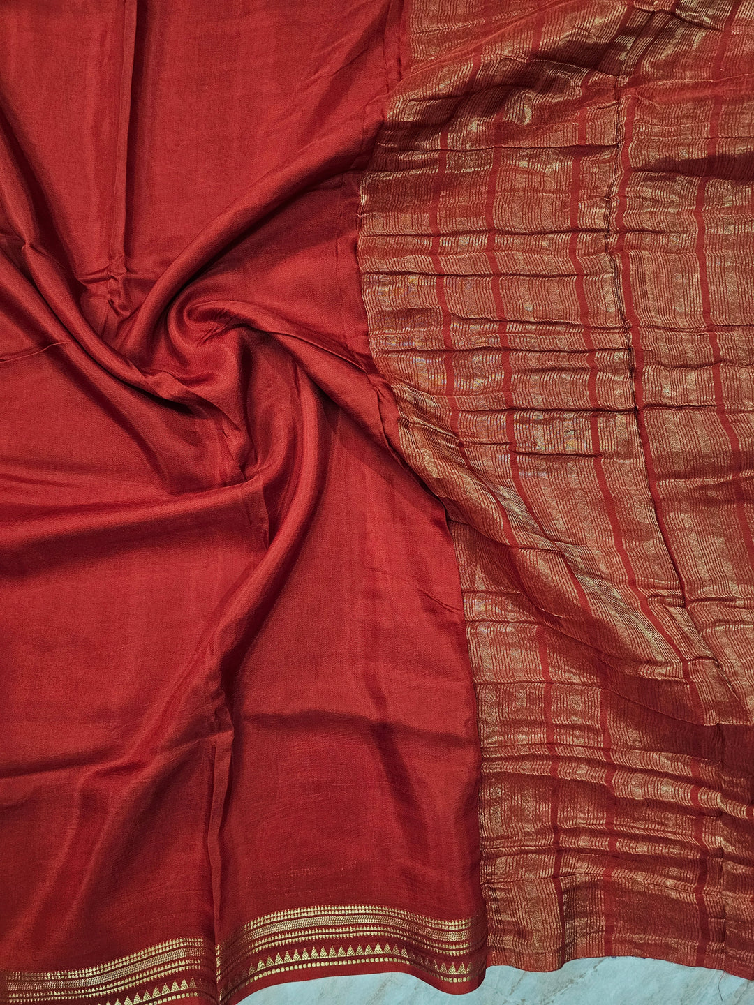 VISCOS IN BRICK RED WITH NARROW BORDER