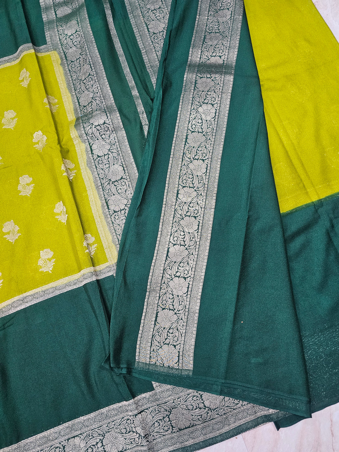 KHADDI GEROGETTE IN LEMON WITH BOTTLE GREEN BORDER