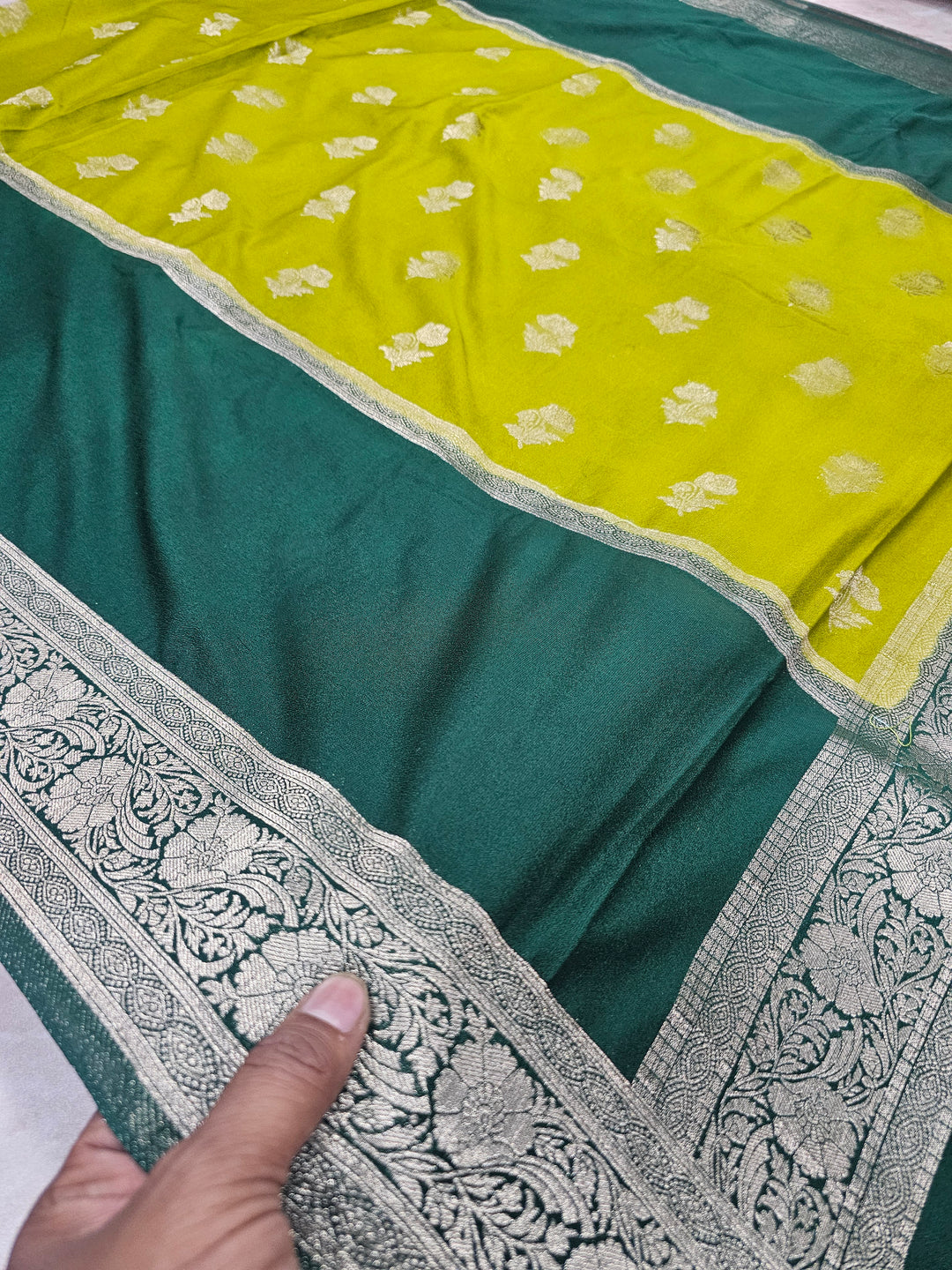 KHADDI GEROGETTE IN LEMON WITH BOTTLE GREEN BORDER
