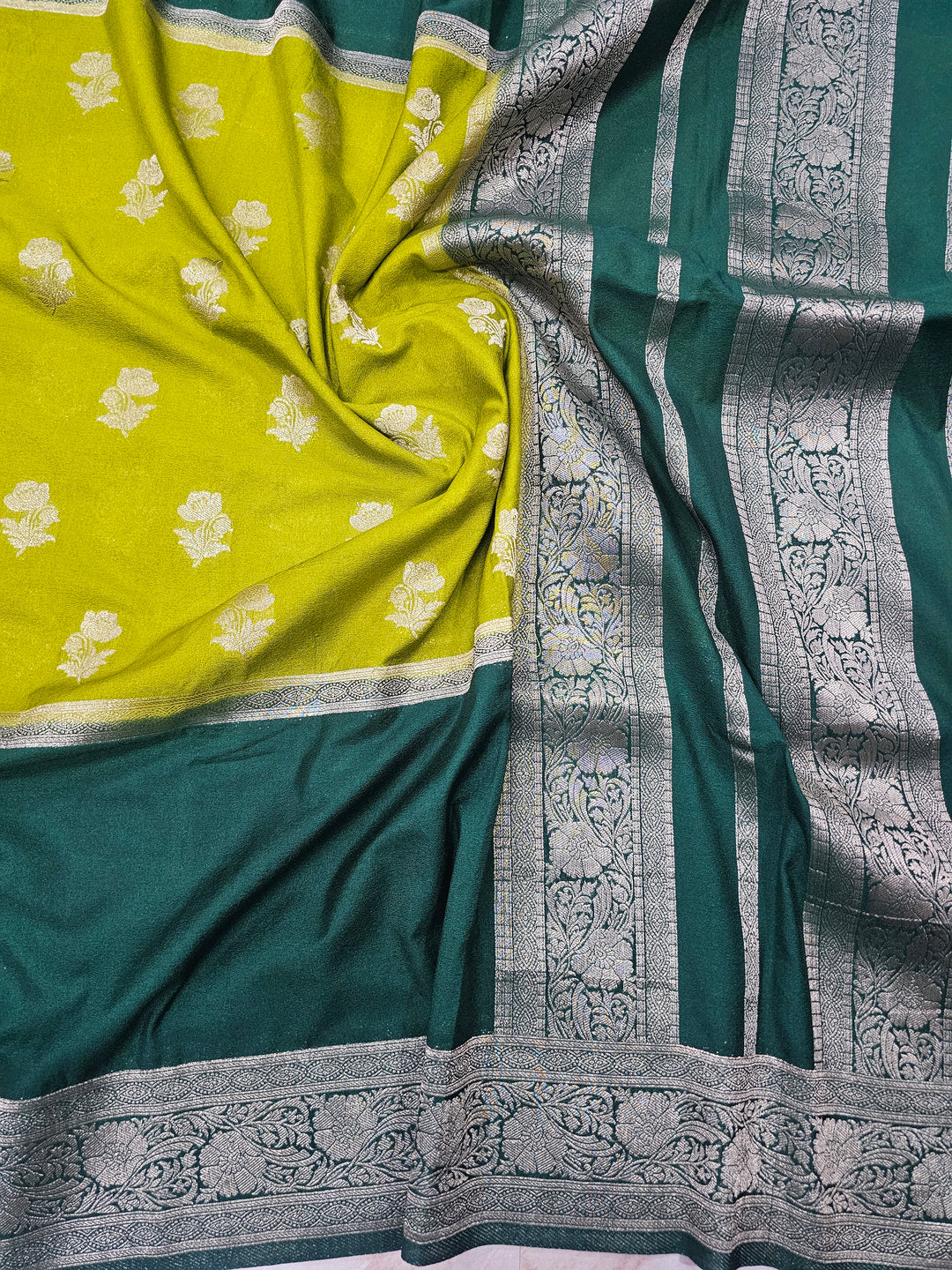 KHADDI GEROGETTE IN LEMON WITH BOTTLE GREEN BORDER