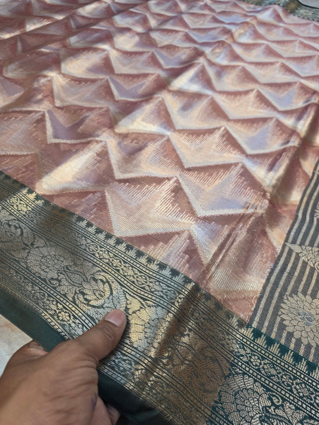 BANARASI 3D TISSU IN BROWN SHADE WITH BOTTLE GREEN BORDER