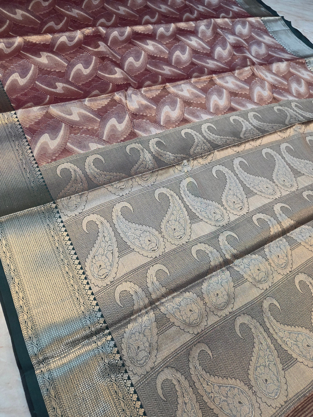BANARASI 3D ALFI TISU IN BROWN SHADE WITH BOTTLE GREEN BORDER