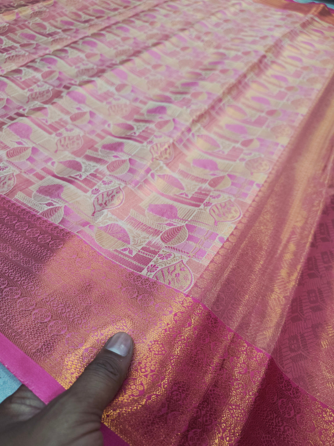 KASHMIRI IN CREAM BASE WITH RANI MINAKARI AND BORDER