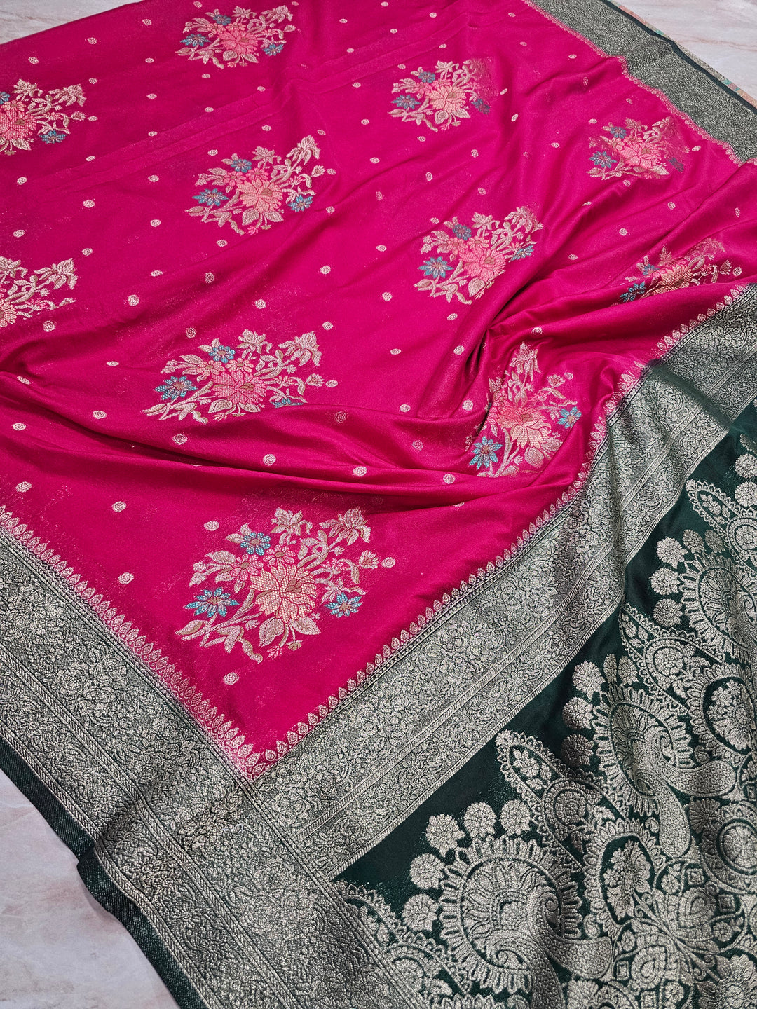 KHADDI GEORGETTE IN RANI WITH BOTTLE GREEN BORDER