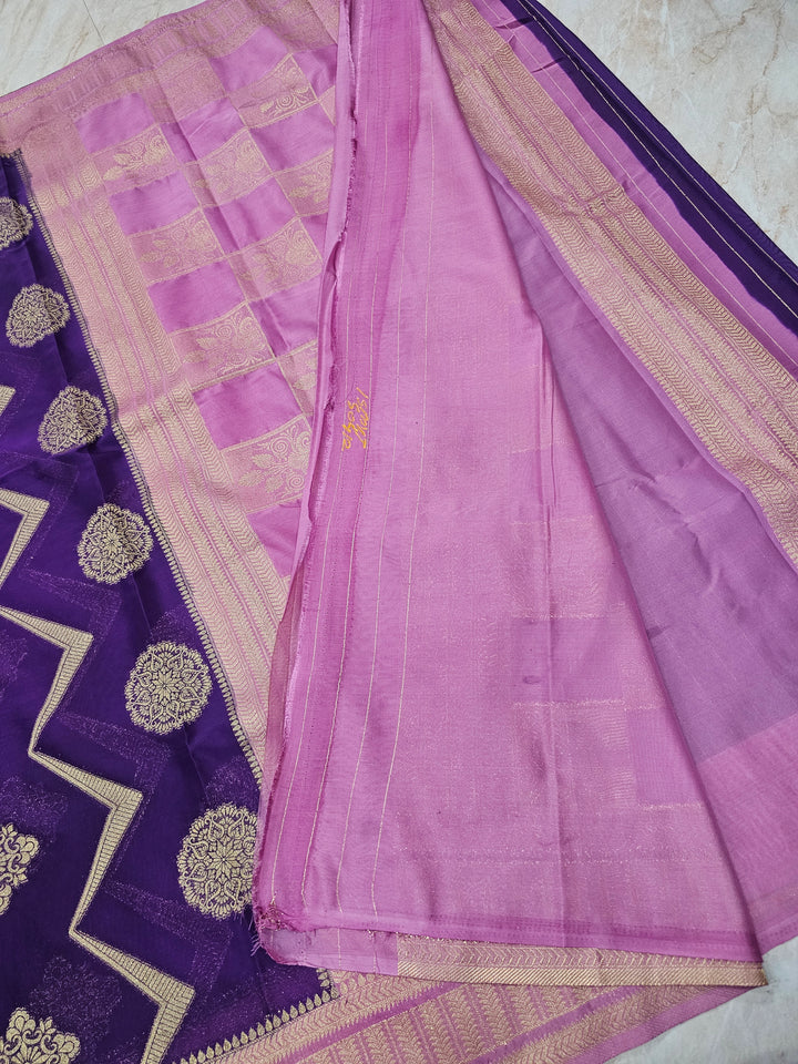CHINON CREPE GEORGETTE IN VIOLET WITH BABY PINK BORDER