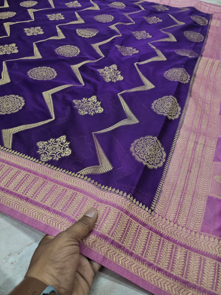 CHINON CREPE GEORGETTE IN VIOLET WITH BABY PINK BORDER