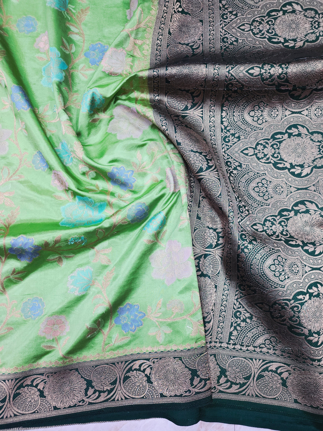RUSSIAN SILK IN PISTA GREEN WITH BOTTLE GREEN BORDER