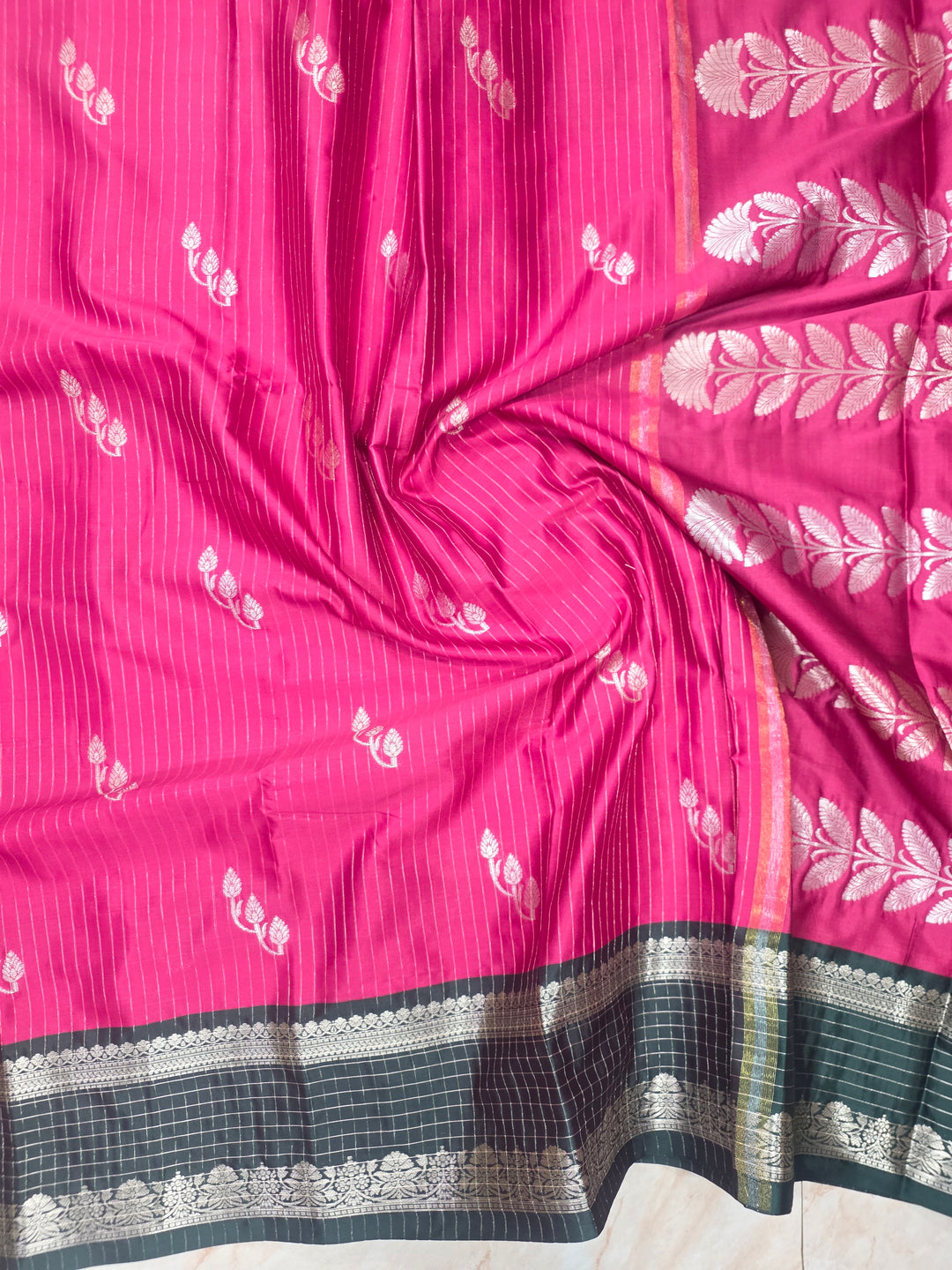 BANARASI KATAN PATTU IN RANI WITH BOTTLE GREEN BORDER
