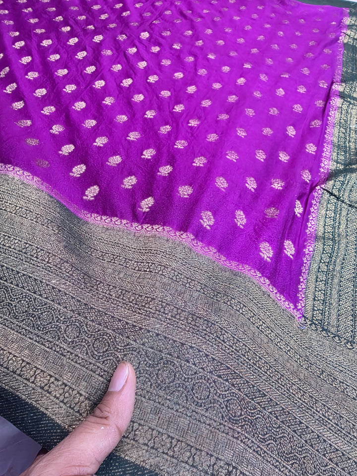 KHADDI GEORGETTE IN PURPLE WITH BOTTLE GREEN BORDER