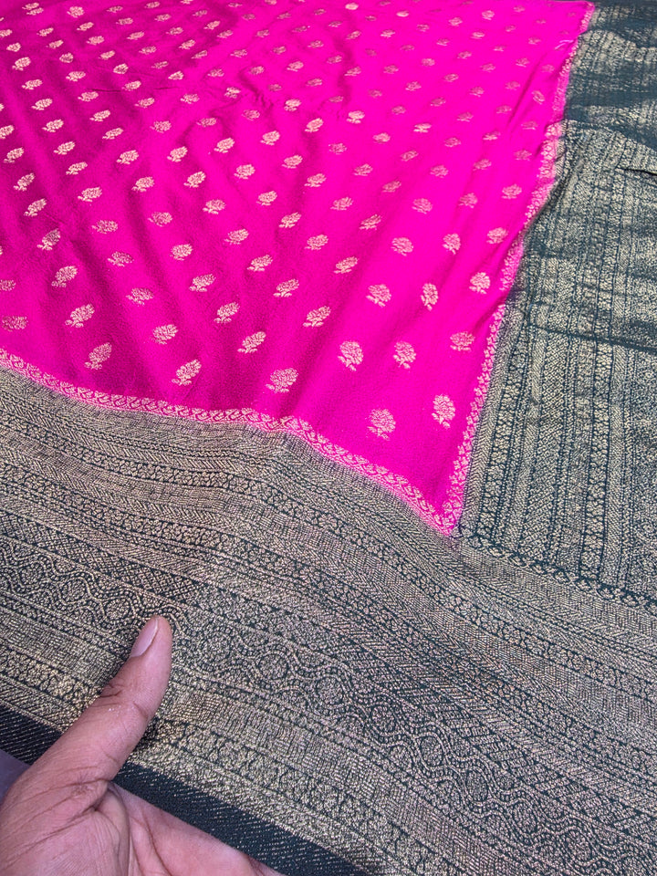 KHADDI GEORGETTE IN RANI WITH BOTTLE GREEN BORDER