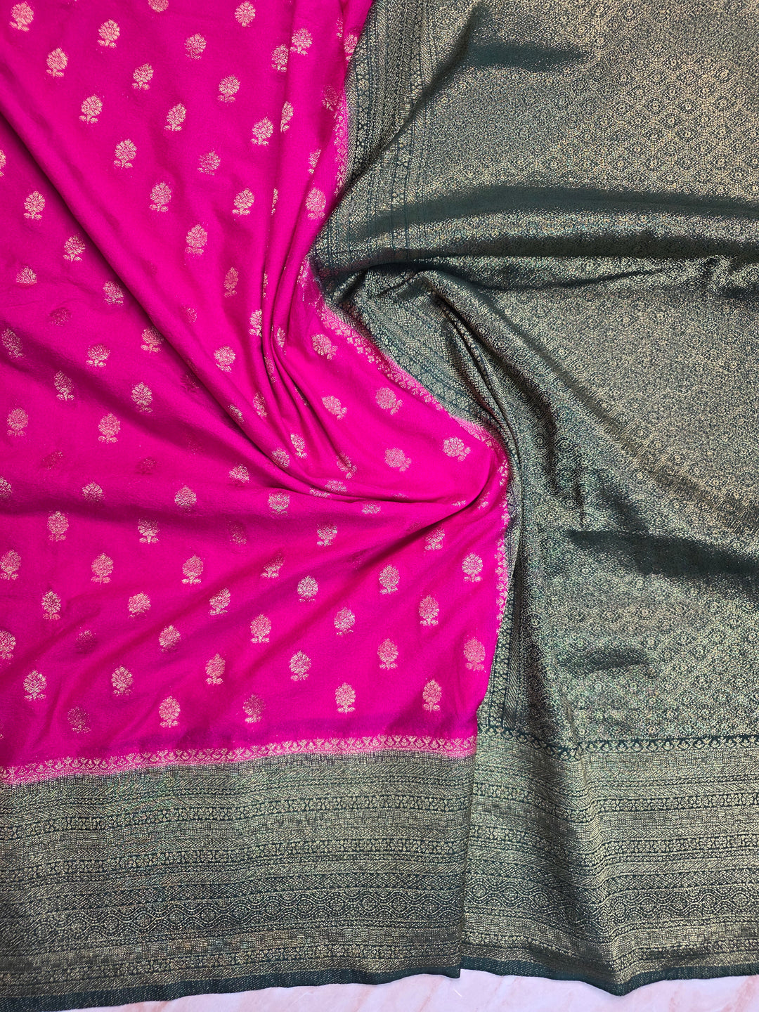 KHADDI GEORGETTE IN RANI WITH BOTTLE GREEN BORDER