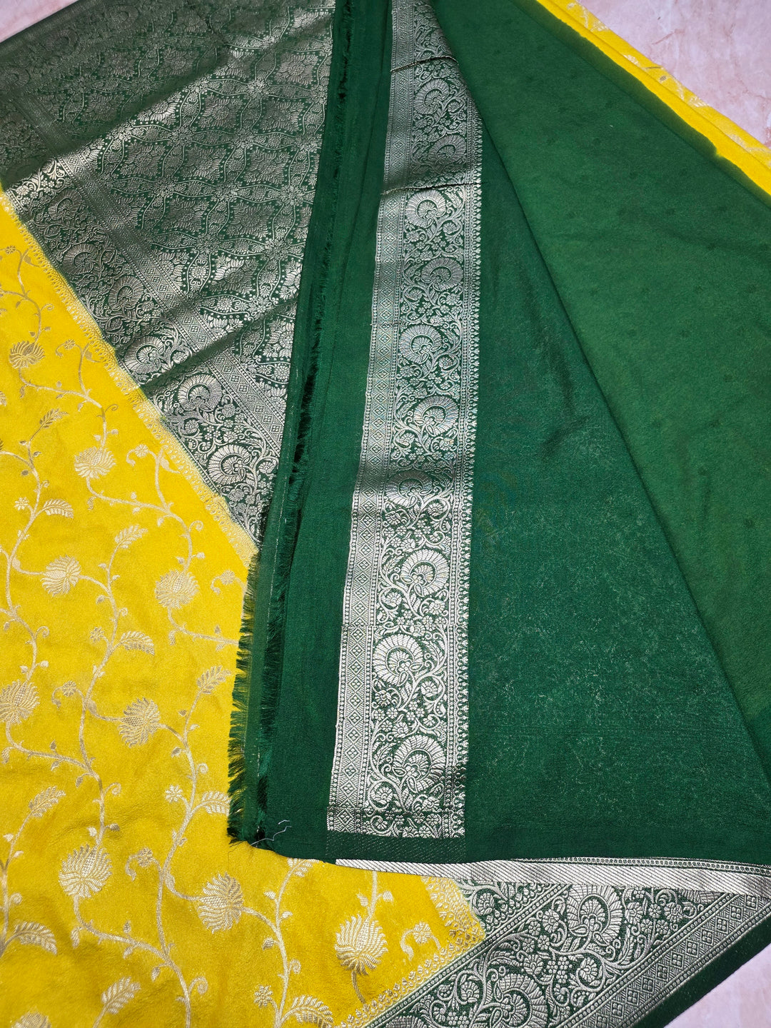 KHADDI GEROGETTE IN GOLD WITH BOTTLE GREEN BORDER