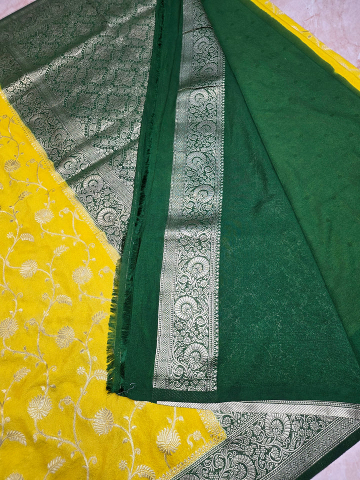 KHADDI GEROGETTE IN GOLD WITH BOTTLE GREEN BORDER