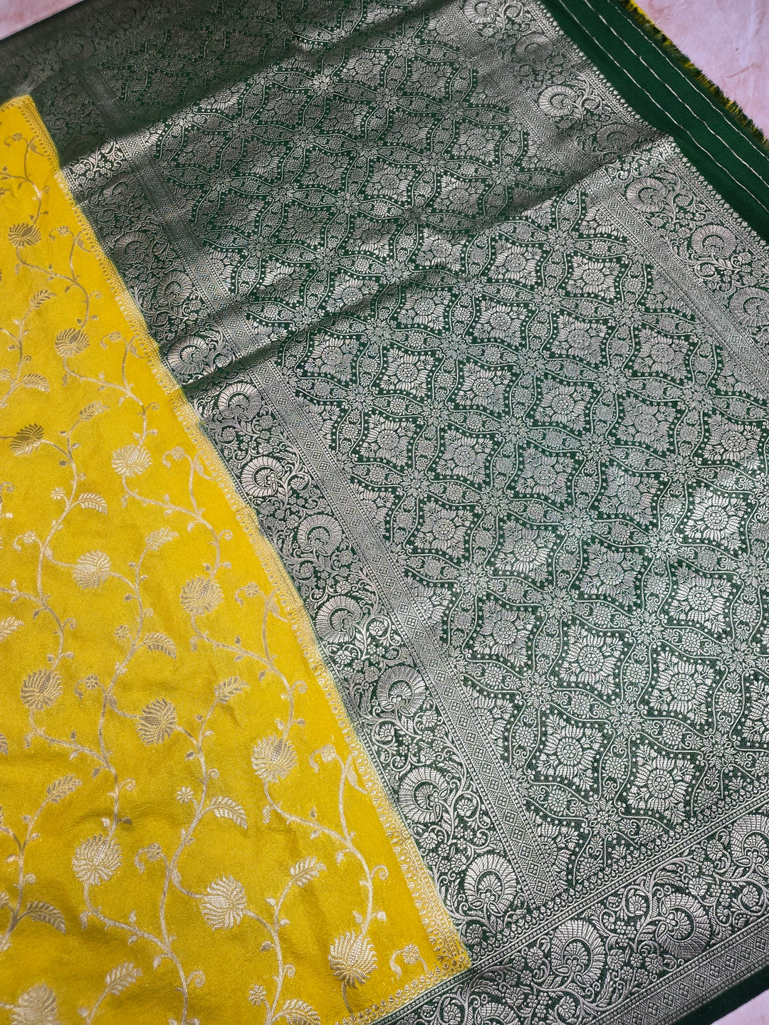 KHADDI GEROGETTE IN GOLD WITH BOTTLE GREEN BORDER