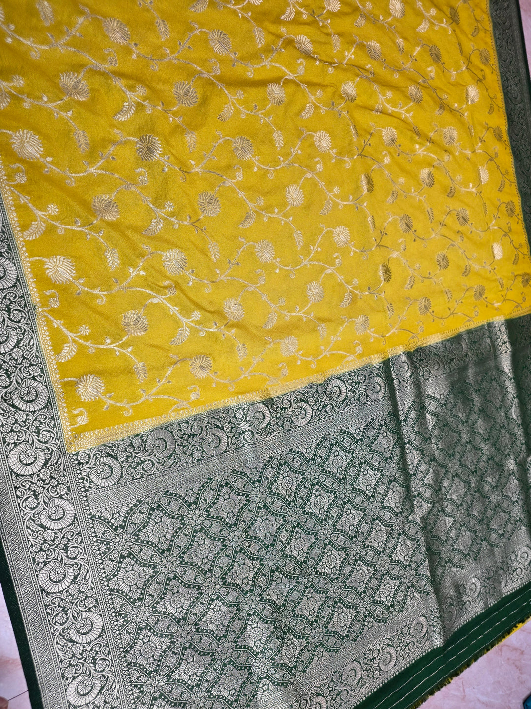 KHADDI GEROGETTE IN GOLD WITH BOTTLE GREEN BORDER