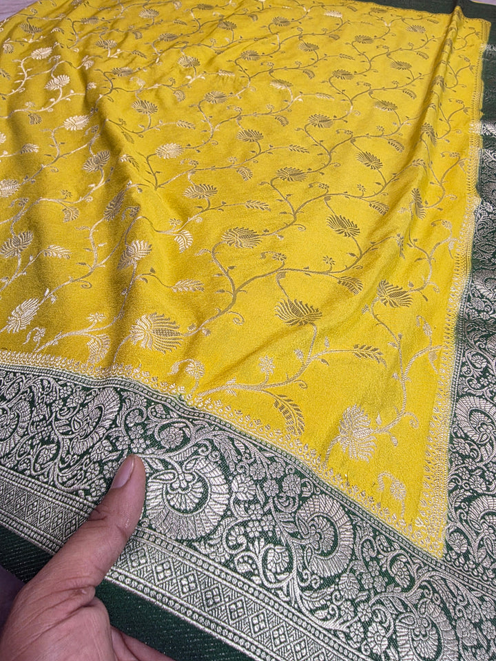 KHADDI GEROGETTE IN GOLD WITH BOTTLE GREEN BORDER