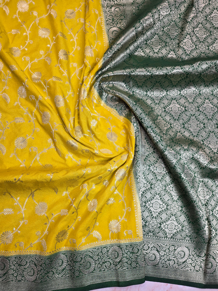 KHADDI GEROGETTE IN GOLD WITH BOTTLE GREEN BORDER