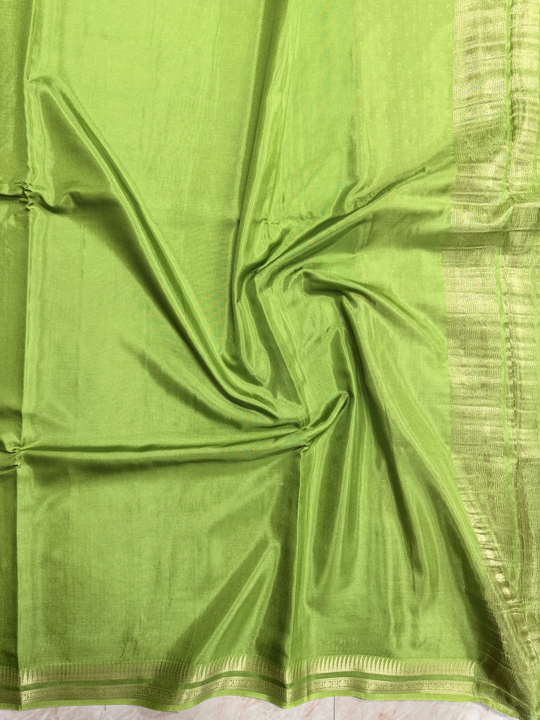 VISCOSE RUSSIAN IN PARROT GREEN WITH NARROW BORDER