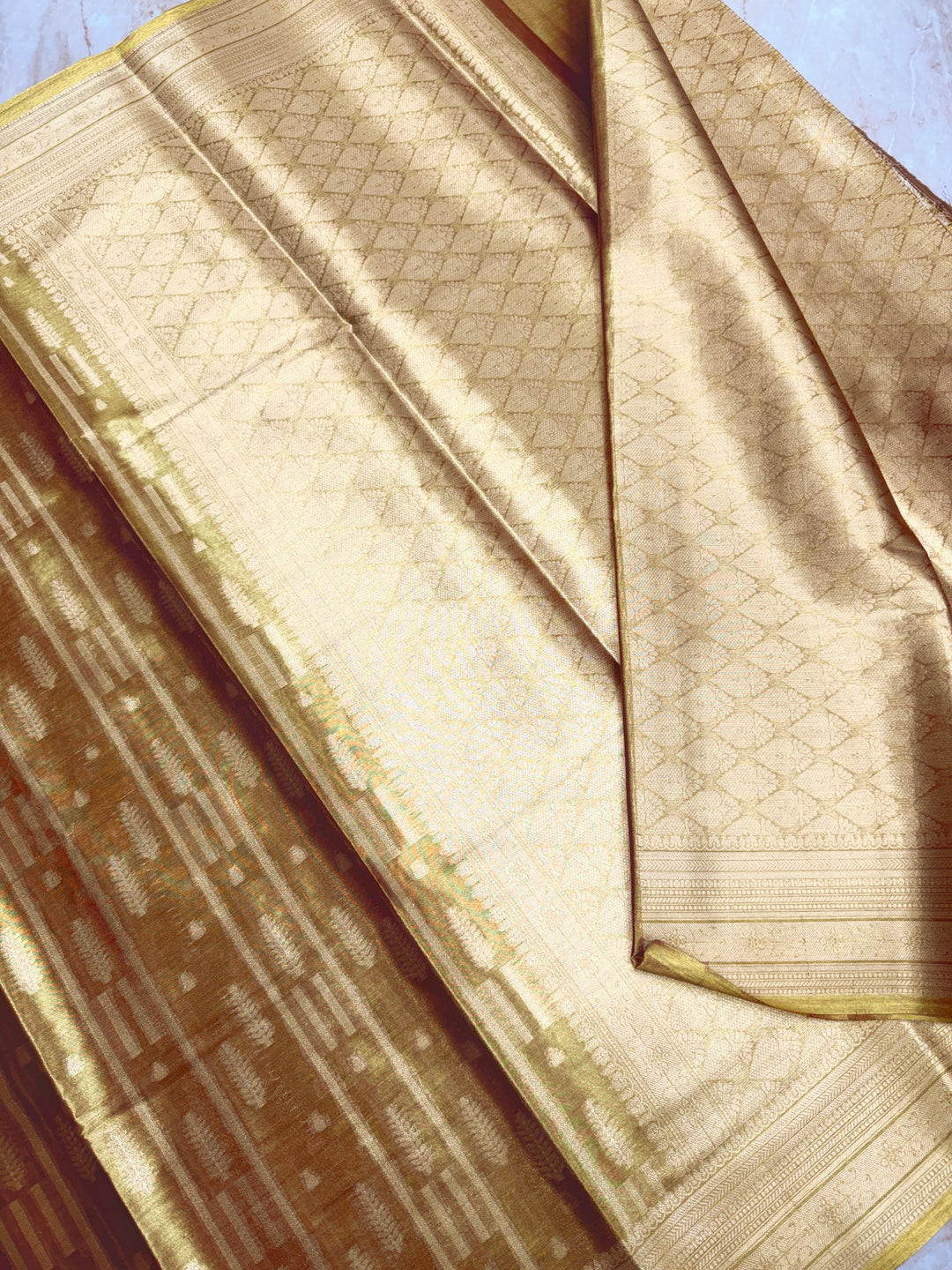 PREMIUM BANARASI TISSUE SAREE WITH GOLDEN COLOUR SHADE.