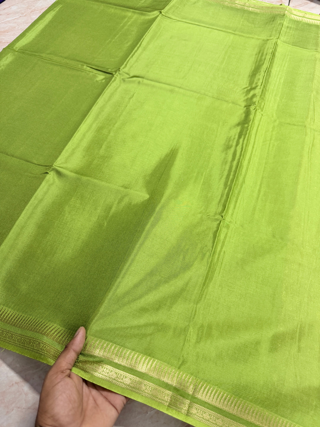 VISCOSE RUSSIAN IN PARROT GREEN WITH NARROW BORDER