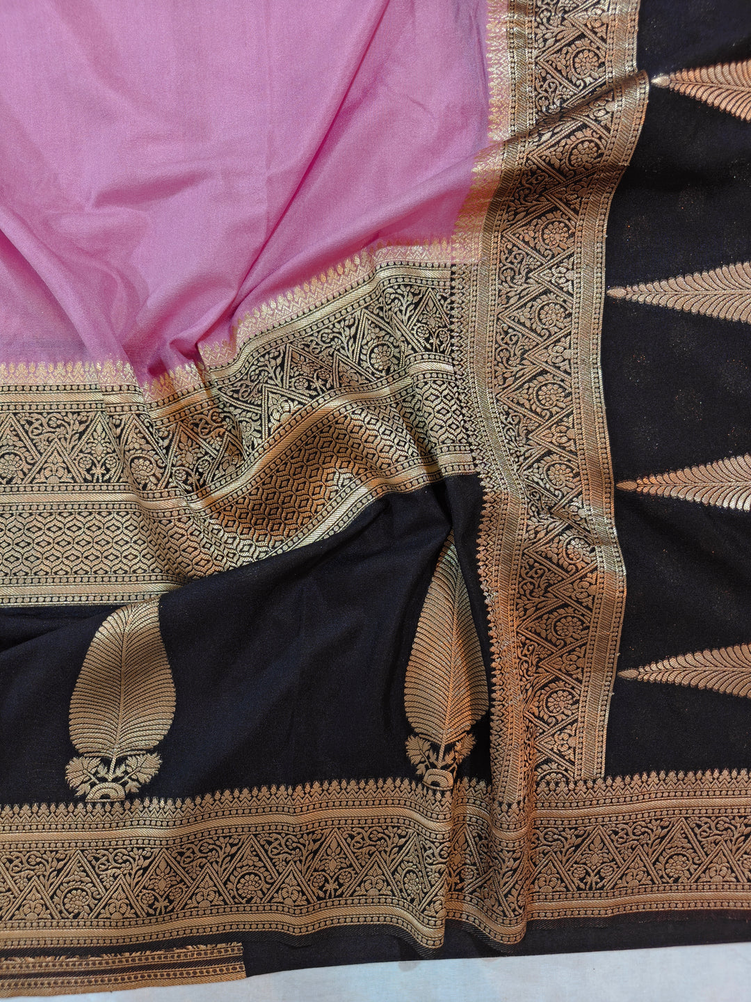 LAVENDER KHADDI GEORGETTE WITH KAIRI BOOTA ON RICH BLACK BORDER