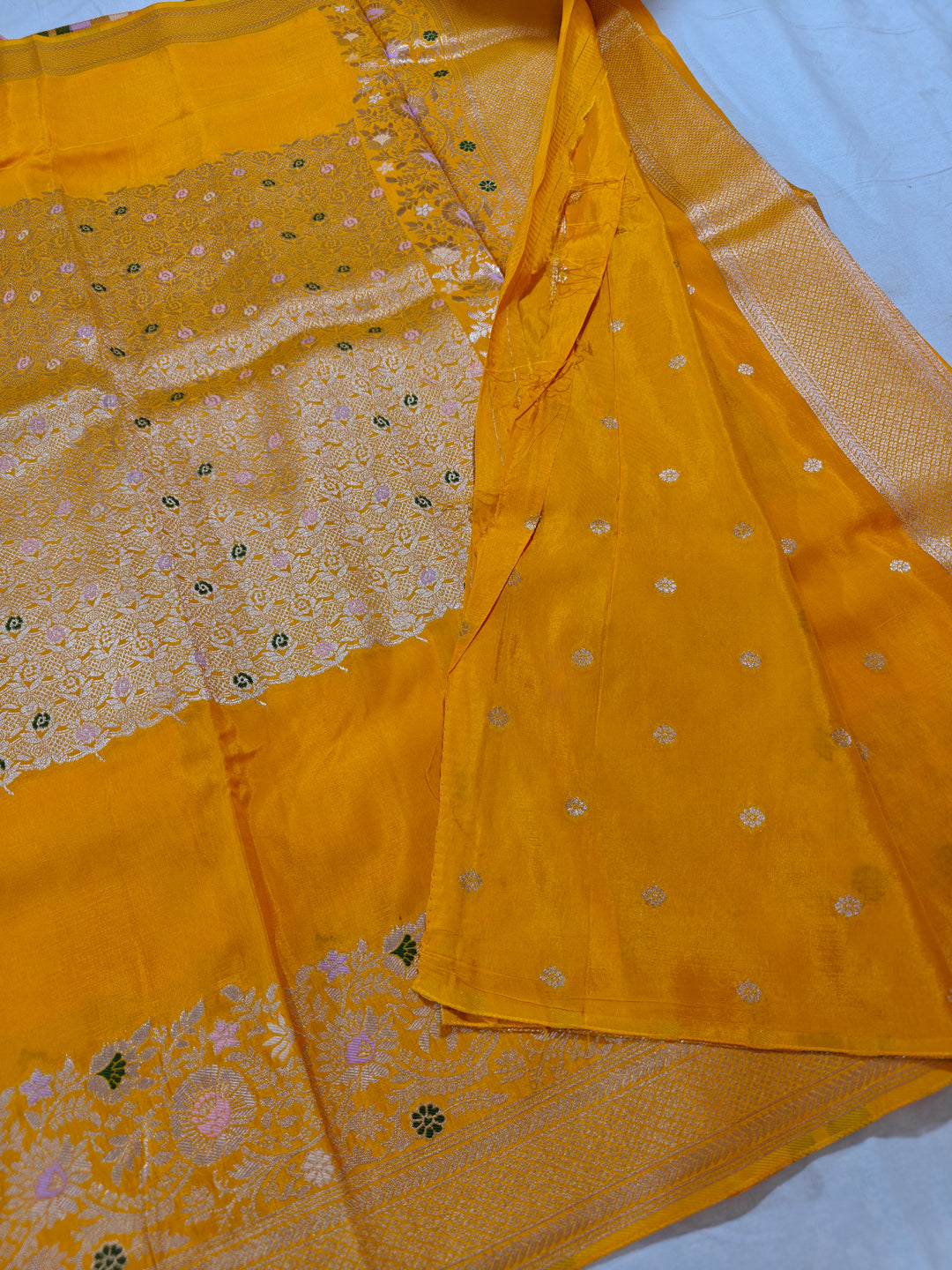 RUSSIAN SILK CENTRALISED BOUTIQUE STYLE IN YELLOW GOLD COLOUR