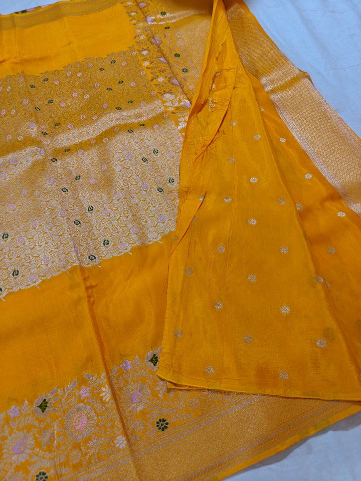 RUSSIAN SILK CENTRALISED BOUTIQUE STYLE IN YELLOW GOLD COLOUR