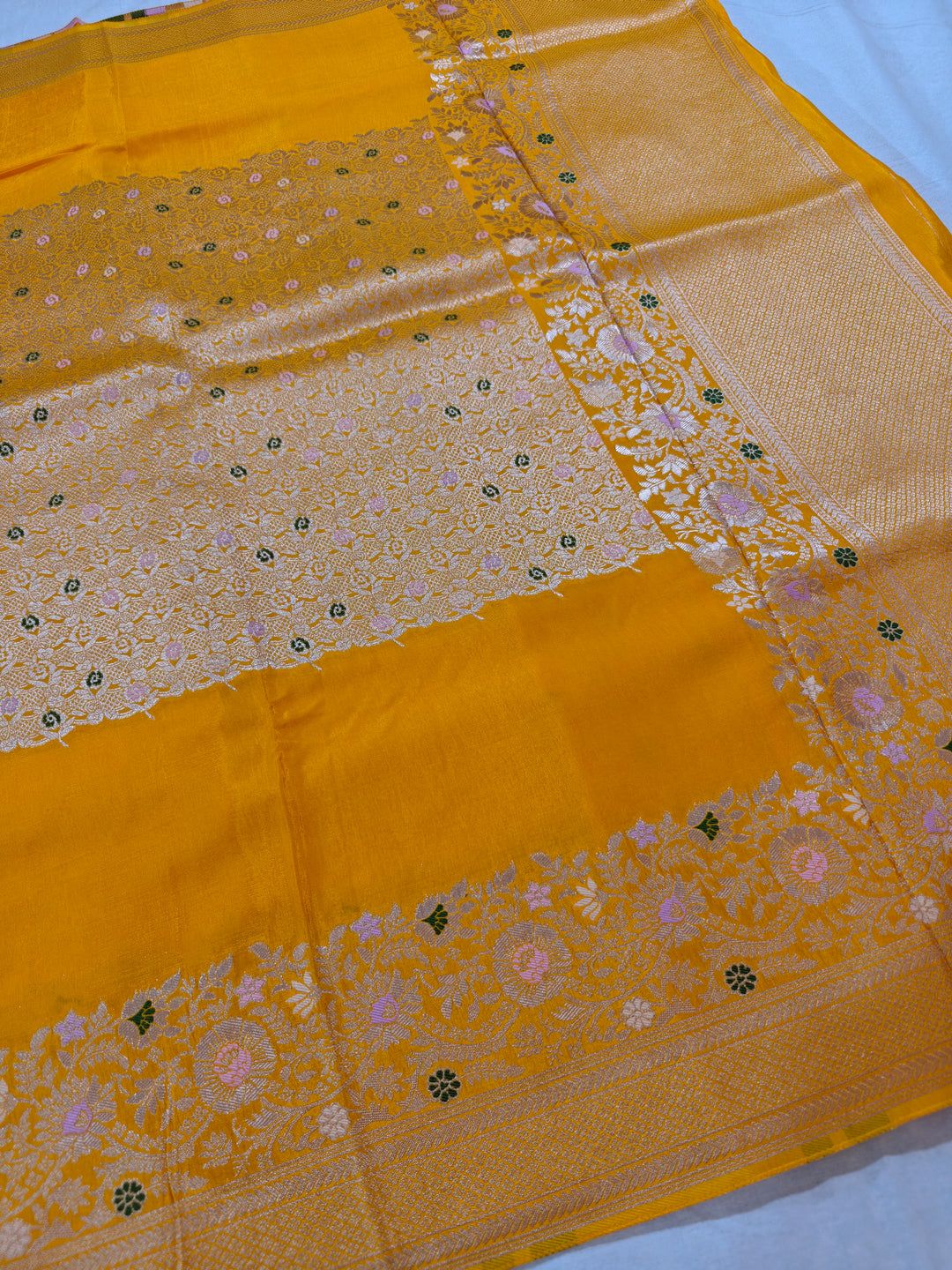 RUSSIAN SILK CENTRALISED BOUTIQUE STYLE IN YELLOW GOLD COLOUR