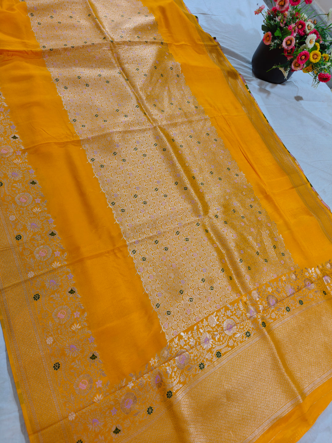 RUSSIAN SILK CENTRALISED BOUTIQUE STYLE IN YELLOW GOLD COLOUR
