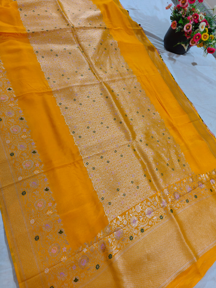 RUSSIAN SILK CENTRALISED BOUTIQUE STYLE IN YELLOW GOLD COLOUR