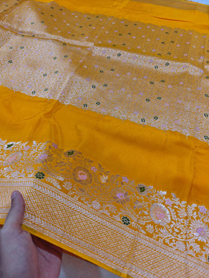 RUSSIAN SILK CENTRALISED BOUTIQUE STYLE IN YELLOW GOLD COLOUR