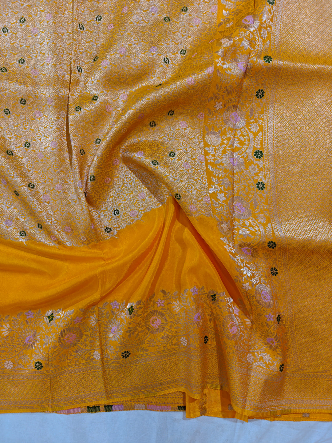 RUSSIAN SILK CENTRALISED BOUTIQUE STYLE IN YELLOW GOLD COLOUR
