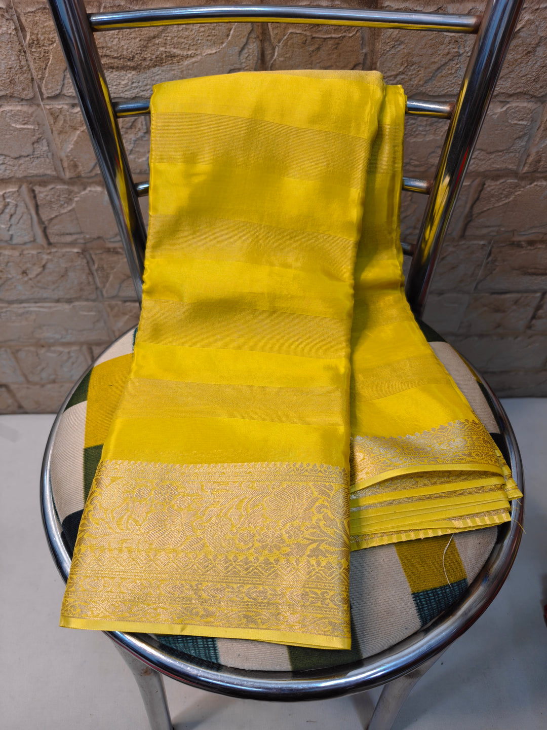 VISCOS IN GOLD COLOUR WITH HORIZONTAL STYLE
