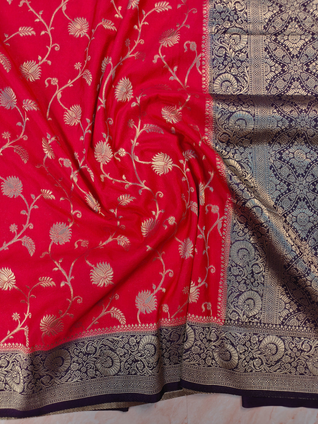 KHADDI GEORGETTE IN RED WITH INDIGO BORDER