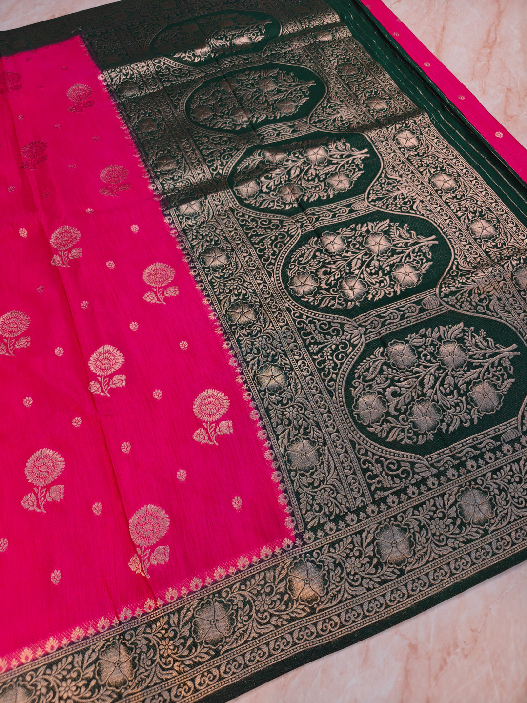 SOFT MATKA LINEN IN PINK WITH BOTTLE GREEN BORDER