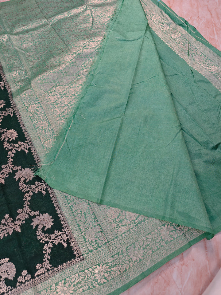 PAPER SILK IN BOTTLEGREEN COLOUR WITH PISTA GREEN BORDER