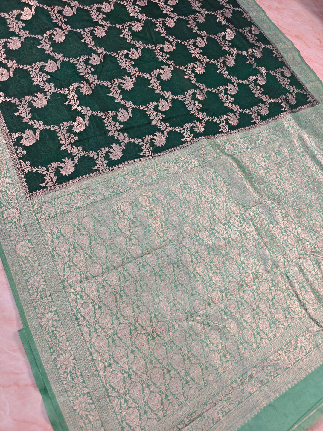 PAPER SILK IN BOTTLEGREEN COLOUR WITH PISTA GREEN BORDER