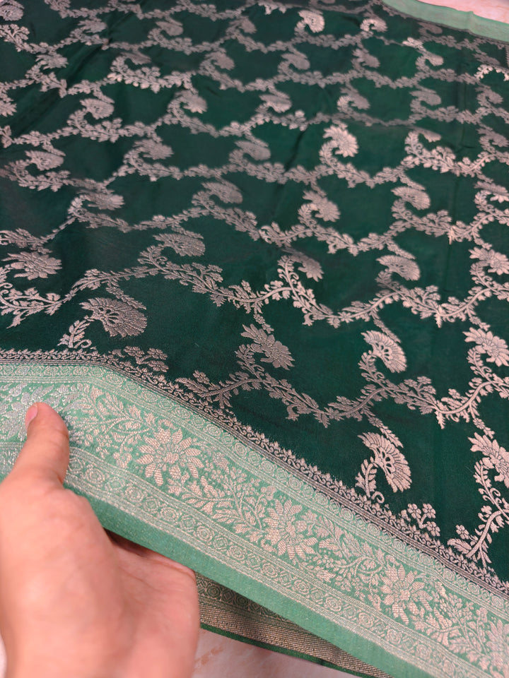 PAPER SILK IN BOTTLEGREEN COLOUR WITH PISTA GREEN BORDER