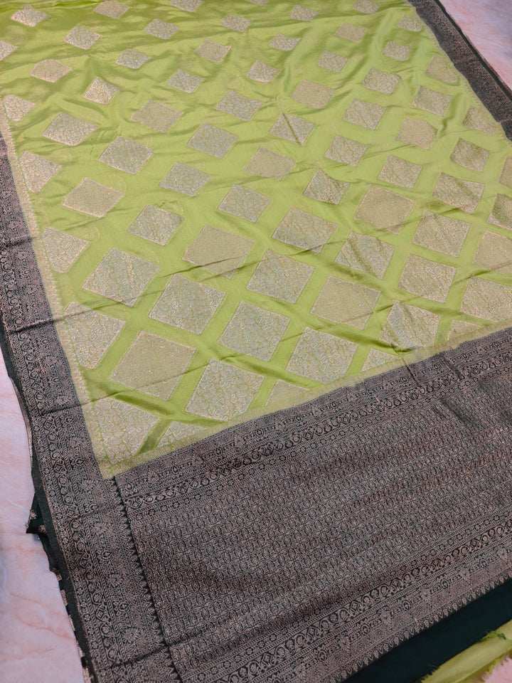 CHINON CREPE GEORGETTE IN PISTA GREEN WITH BOTTLE GREEN BORDER