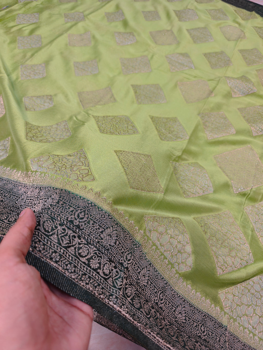 CHINON CREPE GEORGETTE IN PISTA GREEN WITH BOTTLE GREEN BORDER