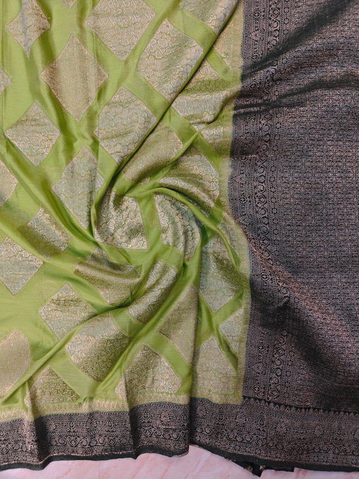 CHINON CREPE GEORGETTE IN PISTA GREEN WITH BOTTLE GREEN BORDER