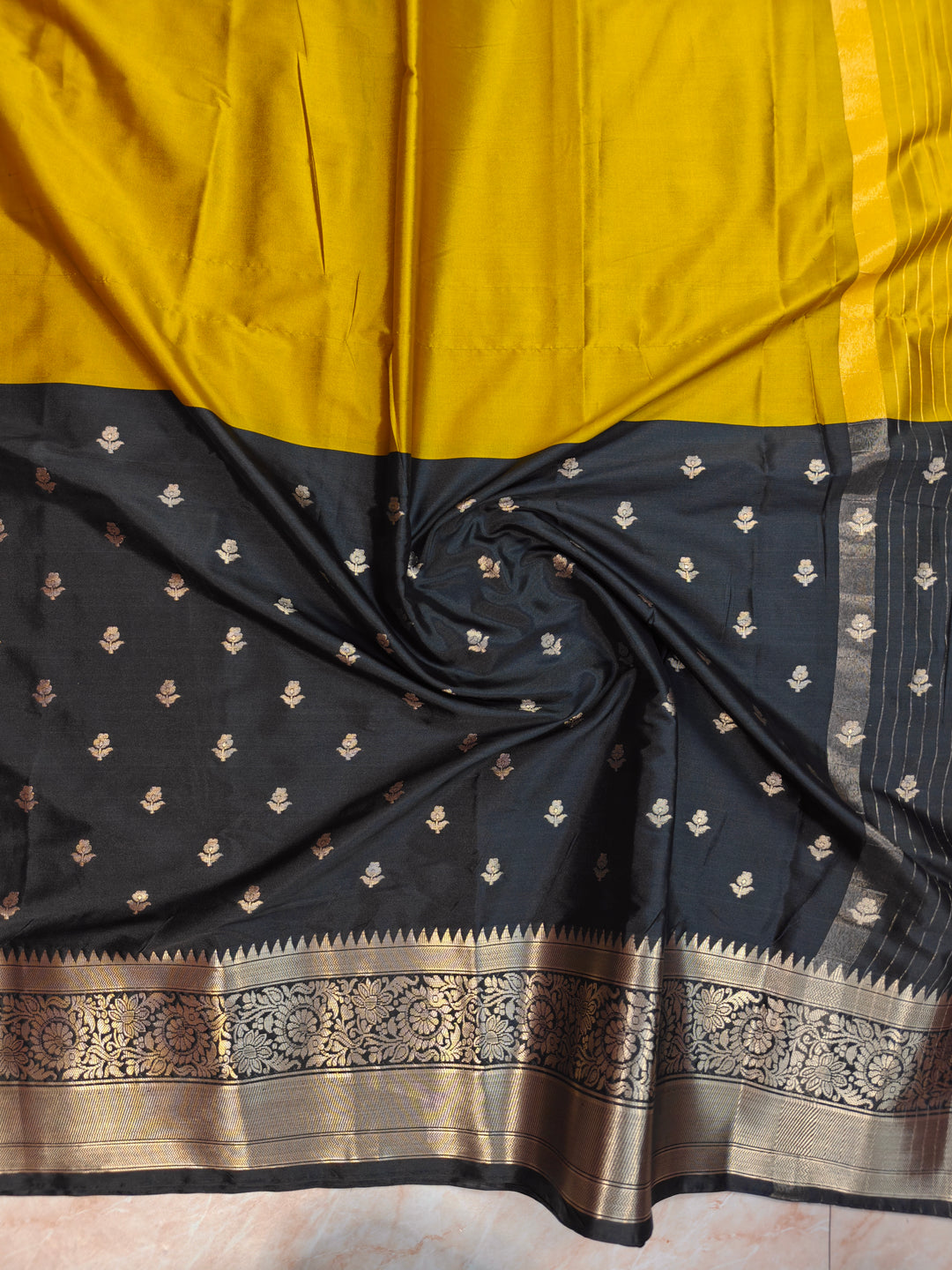 BANARASI KATAN TISU IN DEVDAS WITH BLACK BORDER