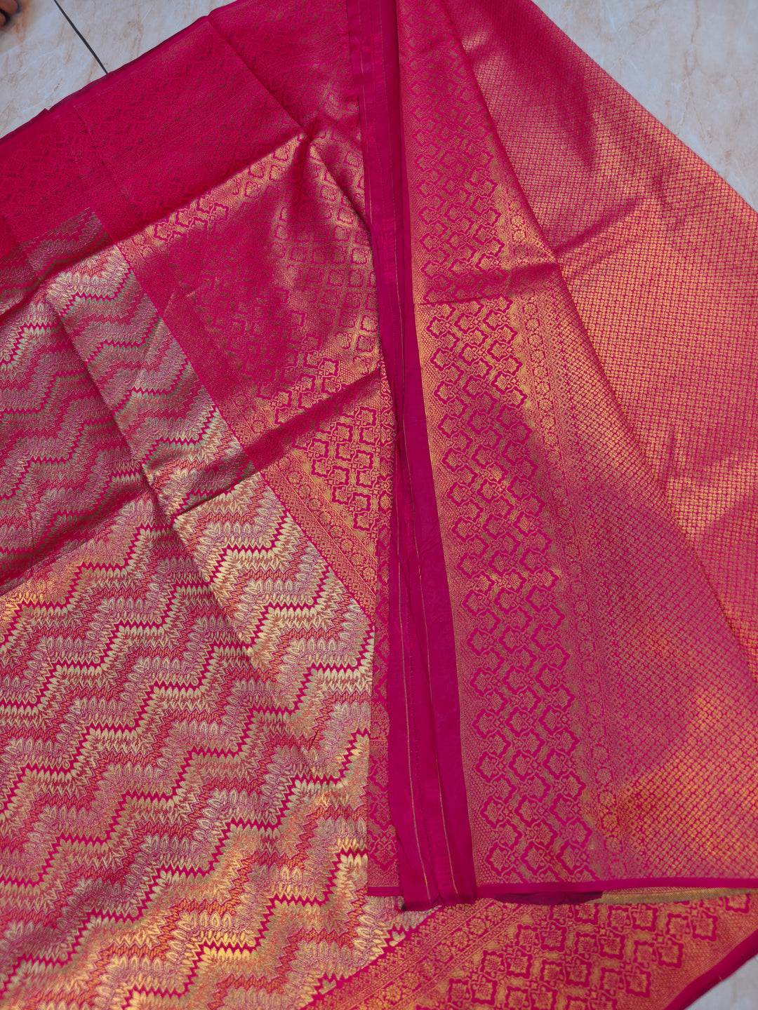 DHARMAVARAM TISU IN RANI AND GOLD FUSION WITH HORIZONTAL DESIGNS