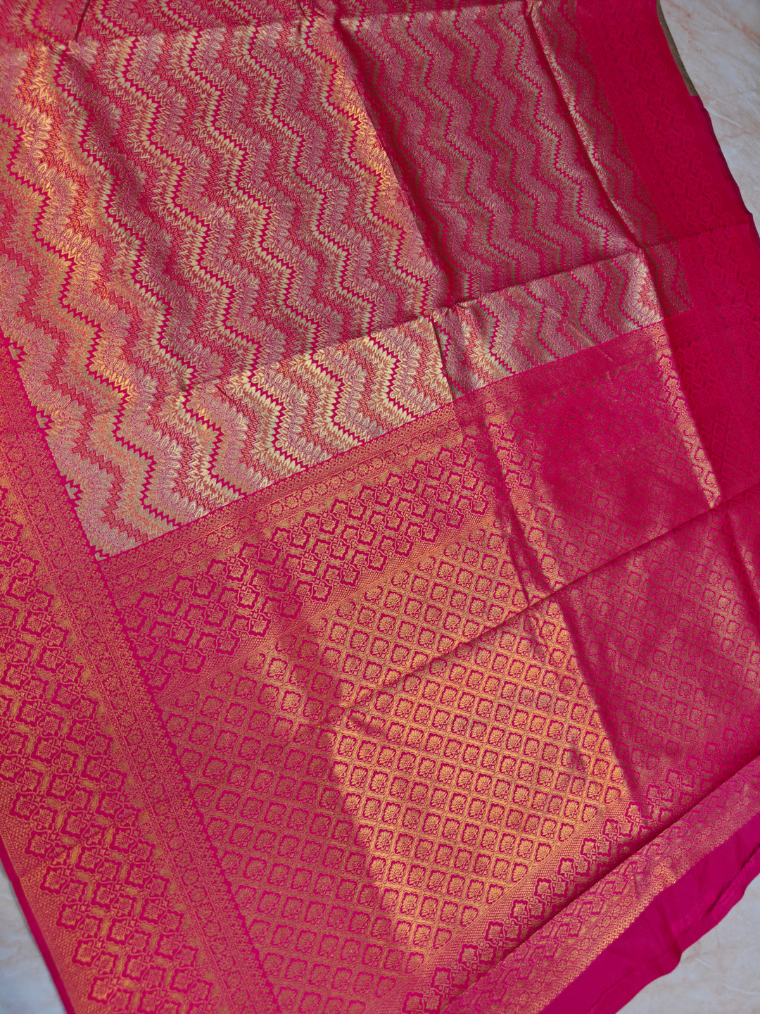 DHARMAVARAM TISU IN RANI AND GOLD FUSION WITH HORIZONTAL DESIGNS