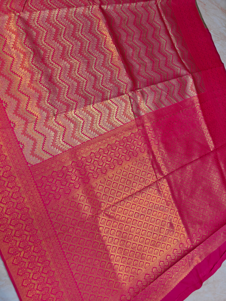 DHARMAVARAM TISU IN RANI AND GOLD FUSION WITH HORIZONTAL DESIGNS