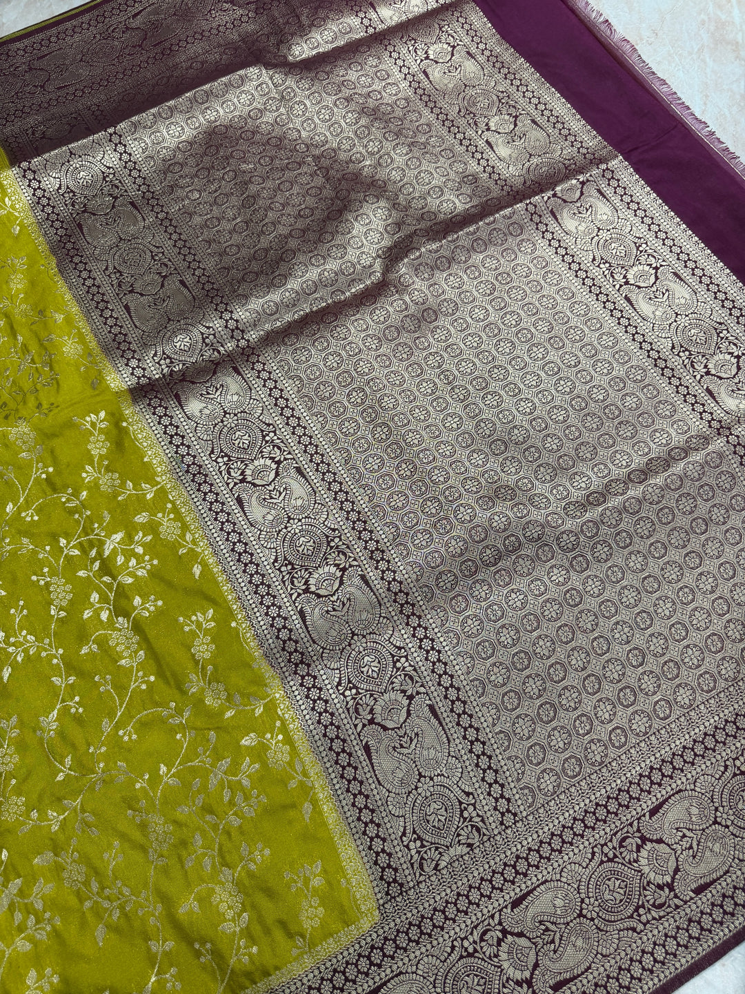 SEMI KHADDI GEORGETTE IN YELLOWISH GREEN WITH WINE BORDER WITH FLORAL JAAL
